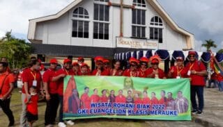 Tiba di Biak, Rombongan Wisata Rohani PW GKI Euangelion Klasis Merauke Disambut Adat Mansorandak