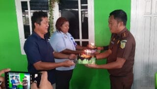 Kejutan di HPN, Kajari Yapen dan Ketua PN Serui Berikan Kue Ultah ke Wartawan