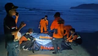 5 Korban Tenggelam di Pantai Holtekam, 1 Orang Ditemukan Meninggal Terseret Arus