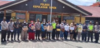 Polres Yapen Serahkan Hadiah Door prize Bagi Masyarakat Yang Beruntung Usai Di Vaksin