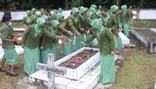 Sambut HUT Persit Ke-76 Persit KCK Cab XXII Kodim 1709 Yawa Ziarah Di TMP Newi Serui