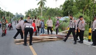 Pendekatan Persuasif Aparat Polres Yapen dan Warga Buka Palang Jalan Trans Yapen di Borai