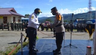Bupati Tolikara Terima Penghargaan dari Kapolda Papua
