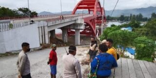 Tewas, Seorang Remaja Jatuh Dari Jembatan Merah