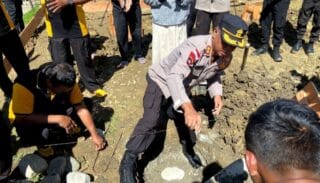 Kapolres Lanny Jaya AKBP Soeroso saat melakukan peletakan batu pertama pada pembangunan barak Dalmas dimulai