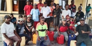 Sulit Dapatkan BBM Sejumlah Nelayan Membawa Jerigen Kosong Datangi DPR Yapen