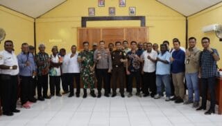 Forkopimda Kabupaten Kepulauan Yapen bersama pihak PT Pertamina dan Keluarga besar Tanawani berpose bersama usai pertemuan di gedung Mambora Polres Yapen