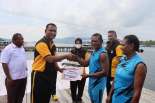 Jelang Hari Bhayangkara Ke-76,  Polres Jayapura Gelar Lomba Dayung Tradisional