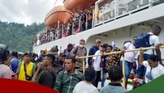 Ribuan Warga Jemaat GPdI Yapen Bertolak Ke Waropen Mengikuti YOUTH CAMP