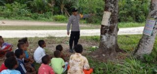 Bhabinkamtibmas Polsek Demta Kunjungi Warga Sambil Ajar Anak Baca Tulis