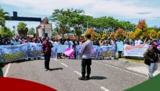 Datangi Mapolda Papua Barat, Pendemo Pertanyakan Kasus Korupsi di Sorong Selatan