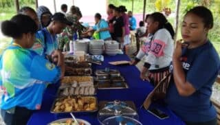 Di Momen SS Ke-18 Warga Waren II Stop Kendaraan di Jalan, Ajak Nikmati Makanan