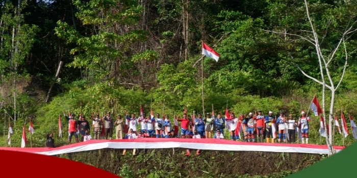 Milanisty Racing Team bersama Komunitas Adventure Bentangkan 77 Bendera Merah Putih di Kampung Nanifokey kabupaten Waropen
