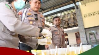 Propam Polda Papua Cek Tes Urin dan Disiplin Personel Polres Yapen
