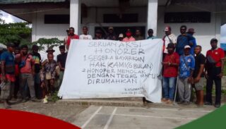 6 Bulan Hak Belum Terbayarkan Honorer Palang Kantor Pemda Mamberamo Raya
