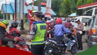 Pasca Kenaikan Harga BBM Anggota Polres Yapen Terus Lakukan Patroli di SPBU