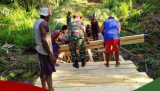 Babinsa Koramil 1709-05 Wartas Gotong-royong Bersama Warga Bangun Jembatan
