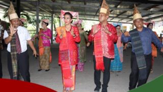 Hadiri Pengukuhan KMB Yapen Kapolres Bersama Istri, Terasa Dikampung