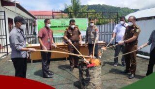 Kejari Yapen Musnahkan BB, 20 Perkara Kejahatan Tahun 2021