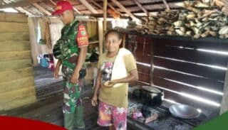 Babinsa Kodim 1709 Yawa, Masuk Sampai Dapur Tinjau Kesulitan Warganya