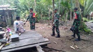 Babinsa Koramil 1709-02 Yaptim Bawa Sembako Ke Warganya