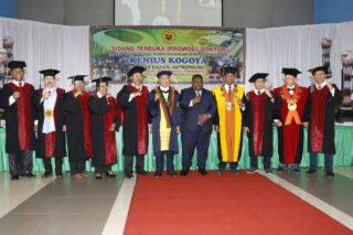 Sidang Promosi Doktor Kenius Kogoya Menarik Perhatian Menteri Olahraga