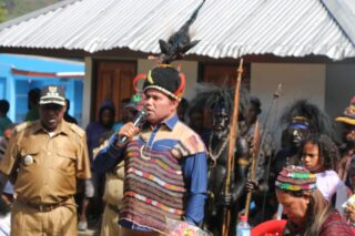 Ratusan Masyarakat dan ASN Antusias Jemput Pj. Bupati Tolikara