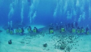 Peringati Sumpah Pemuda,  Wamendagri Bersama TNI-Polri Kibarkan Bendera di Bawah Laut Jayapura
