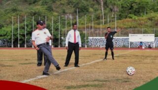 Menteri Olahraga Zainuddin Amali saat membuka turnamen sepakbola piala Rektor Universitas Cendrawasih di Jayapura