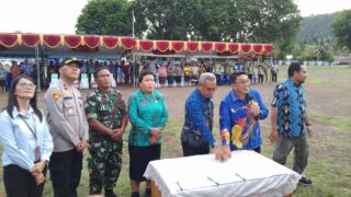 Pemanfaatan Videotron di Alun-Alun Serui Diresmikan
