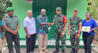 Dandim 1709 Yawa Serahkan Bantuan 2 Unit MCK Kepada Warga Kampung Turu