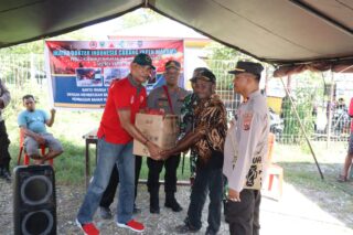 Polres Yapen Bersama IDI Yawa Gelar Bakti Kesehatan Bagi Korban Kebakaran di Kampung Awunawai