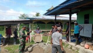 Babinsa Koramil 1709-03 Warbah Bantu Pembangunan Pagar Masjid AN-NUR Pirare