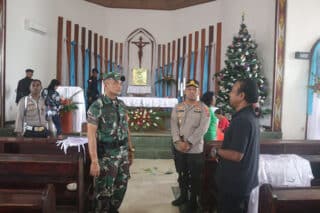 TNI Polri di Yapen Lakukan Pengecekan Rumah Ibadah dan Pos Pengamanan