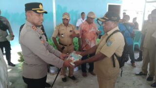 Tingkatkan Literasi Membaca Kapolres Dan Pj Bupati Yapen Bagikan Buku Bacaan Anak