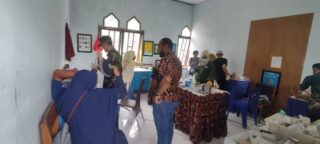 Ratusan Anak Ikut Khitanan Massal di Masjid Baitussalam Doyo Baru