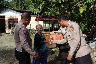 Sambut Natal Tahun Baru Kapolres Bagi Bingkisan Natal Bagi Warga Sentani