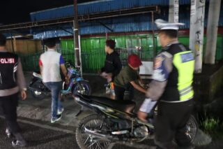 Patroli Malam Anggota Polres Yapen Temukan Sejumlah Sajam dan Miras