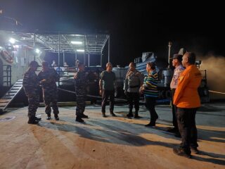 KRI Albakora TNI AL Berhasil Temukan 1 Korban Selamat Kecelakaan Laut di Yapen