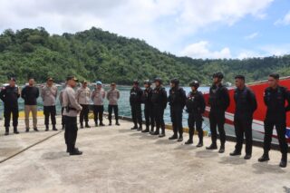 Kapolres Yapen Lepas Kepulangan Personil BKO Brimob Kompi I Biak