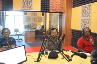 Dialog Interaktif di RRI, “Jumat Curhat” Kabag OPS Polres Yapen Imbau Masyarakat Tidak Mudah Termakan Isu Hoax