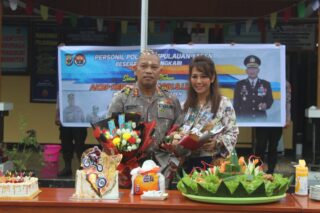 Waka dan SMX Papua Prank Kapolres AKBP Herzoni Saragih di Ultah ke-45