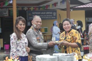 Sekda Erny Tania, Berikan Ucapan Selamat Ulang Tahun Kepada Kapolres Yapen