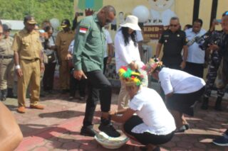 Reses di Yapen, Yan Mandenas Kunjungi SD YPK dan SMP Negeri Serui Laut