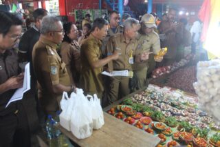 PJ Bupati Yapen Bersama Tim Inflasi Daerah Kembali Lakukan Survey Harga Bapok di Pasar dan Distributor
