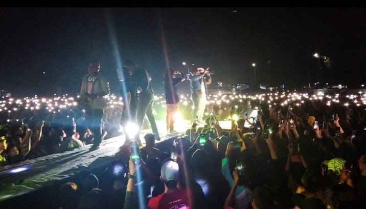 Tampil 60 Menit di Malam Panggung Hiburan Rakyat, Wizz Baker Galaukan Penonton di Serui