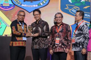 Pj Bupati Yapen Cyfrianus Mambay Terima Penghargaan Universal Health Coverage Dari BPJS