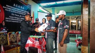 Elvis Tabuni Resmi Serahkan SK 8 Pimcab PKN Provinsi Papua Tengah