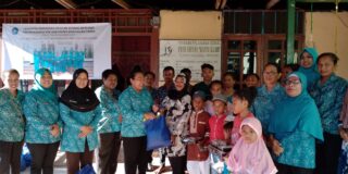 Tim PKK Yapen Bagi Takjil dan Bingkisan Bagi Anak-Anak di 3 Panti Asuhan dan Pengendara