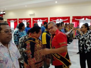 Tekan Angka Prevalensi, PJ Bupati Mambay Kukuhkan Bapak dan Bunda Asuh Anak Stunting di Yapen